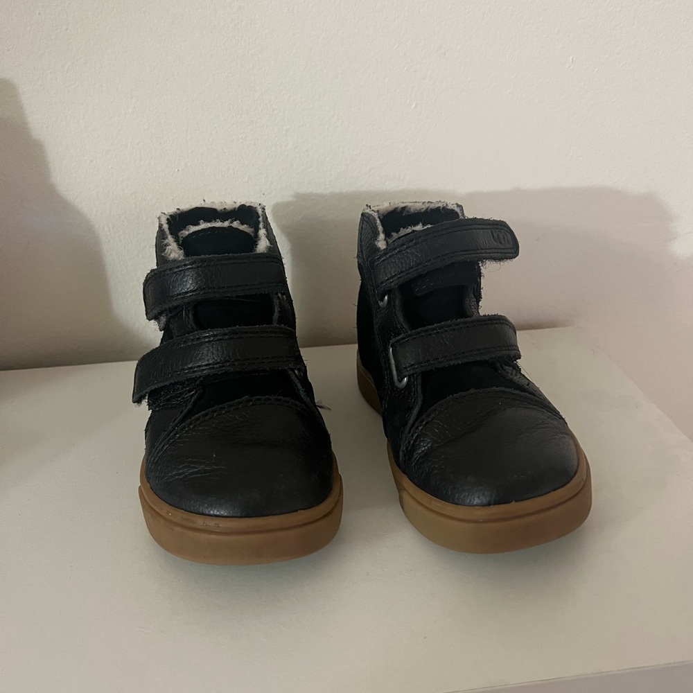 Toddler Boys Rennon UGG Boots ( size 8)